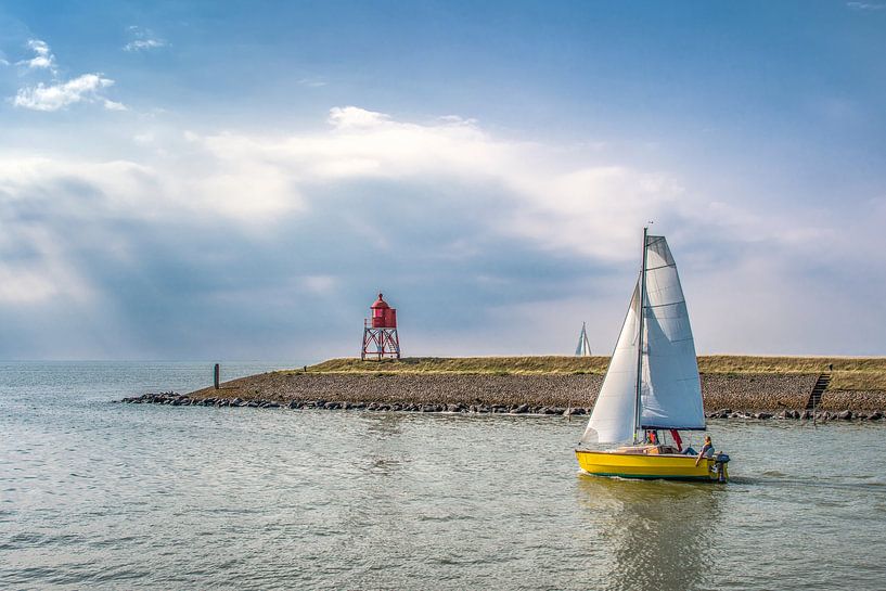 Zeilbootje verlaat de haven van Stavoren in Friesland van Harrie Muis