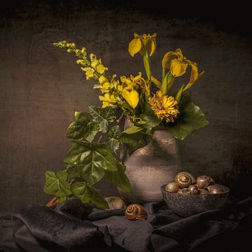 Stilleven met bloemen. Gele Lis en Leeuwenbekje. van Alie Ekkelenkamp