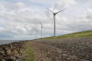 Modern windmills nearby the dike in the Netherlands von Tonko Oosterink
