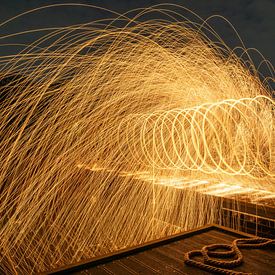 Faire du feu en tournant la laine d'acier sur Jolanda Aalbers