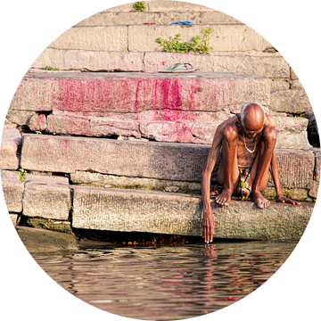 Oude indiase man neemt bad in de Ganges in Varanasi India. Wout Kok One2expose van Wout Kok