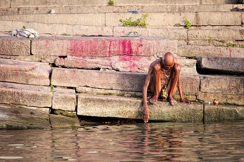 Old Indian man takes bath in the Ganges in Varanasi India. Wout Kok One2expose