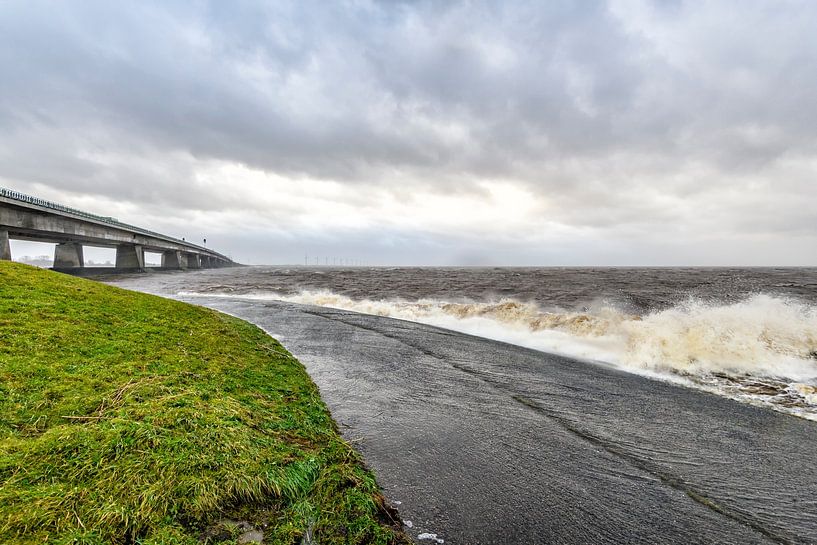 Ketelbrug in Flevoland tijdens een winterstorm van Sjoerd van der Wal Fotografie