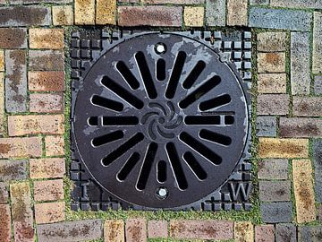 Manhole cover with radial pattern von MMFoto