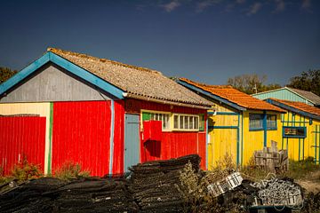 Chalets de pêcheurs colorés sur l'île d'Oléron sur Frans Scherpenisse