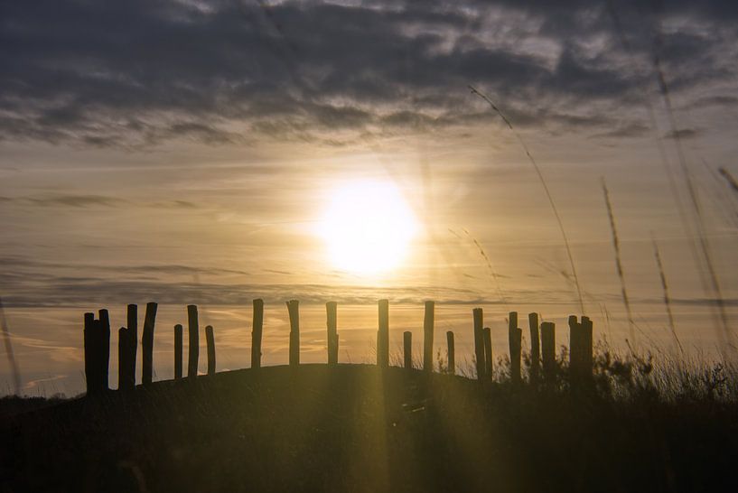 Dramatische zonsopkomst boven paalgraf van Joran Quinten