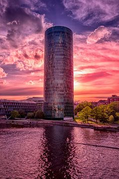 Westhafen Tower, Frankfurt by Leon Okkenburg