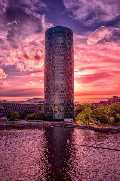 Westhafen Tower, Frankfurt by Leon Okkenburg