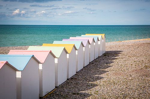 Maisons aux couleurs pastel sur la plage du Tréport