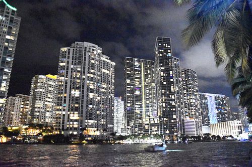 Uitzicht op de stad op een zomeravond