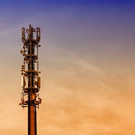Mast mit Mobilfunkantennen im Sonnenuntergang von Frank Herrmann