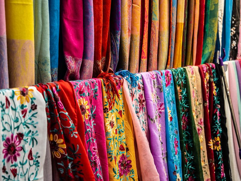 Bunte Stoffe von Stijn Cleynhens