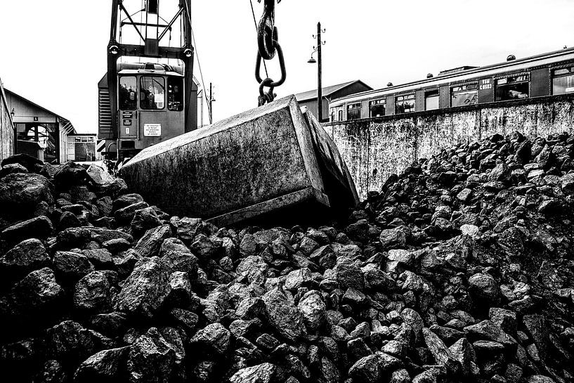 Old vintage crane with bucket removes coal from a lot to load a locomotive by Fotografiecor .nl