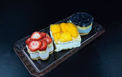 Fruittaartje met yoghurtroom, koekje en vers fruit