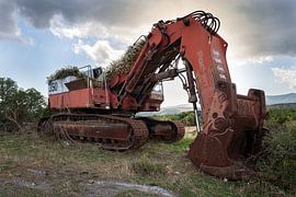 Forgotten excavator in Greece by PixelDynamik