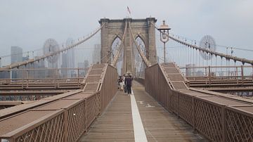 Brooklyn Bridge in de mist van ticus media