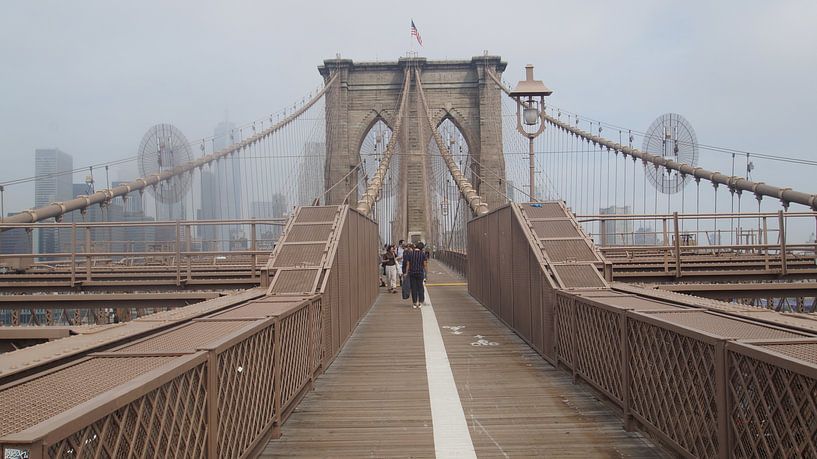 Brooklyn Bridge in de mist by ticus media