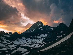 Sonnenuntergang in den Bergen von Oscar van Crimpen