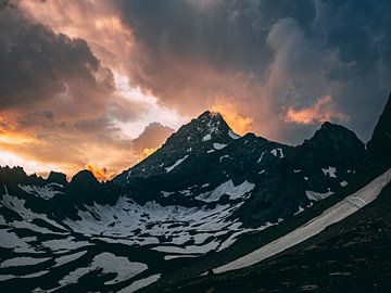 Zonsondergang in de bergen van Oscar van Crimpen