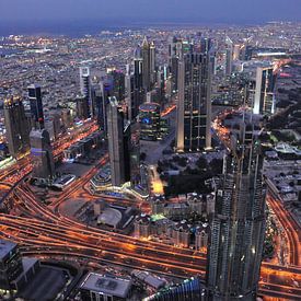 Sheikh Zajed Road bei Einbruch der Dunkelheit, gesehen vom Burj Khalifa in von Lieven Tomme