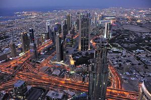 Sheikh Zajed Road bij avondval gezien vanaf de Burj Khalifa in