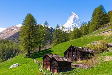 Idylisch Zwitsers landschap met uitzicht over de Matterhorn van Justin Suijk