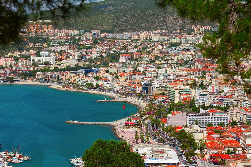La vue aérienne du port de la ville de Kusadasi par Yevgen Belich
