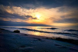 Zonsondergang op het strand van de Baltische Zee, romantisch van Martin Köbsch