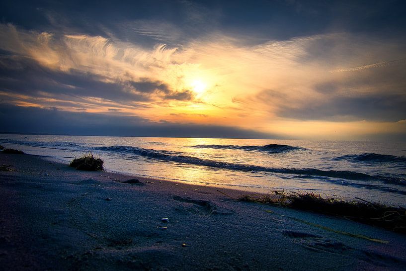 Zonsondergang op het strand van de Baltische Zee, romantisch van Martin Köbsch