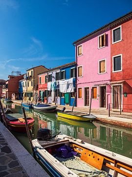 Kleurrijke gebouwen op het eiland Burano dichtbij Venetië, Italië van Rico Ködder