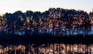 Een zonsopkomst aan het water in Drenthe  van Dennis Hooiveld