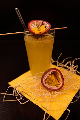 Wodka Bitter Lemon met verse passievrucht.