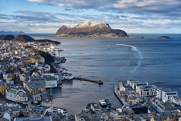 Godøy-eiland achterin met Ålesund vooraan, Noorwegen van qtx