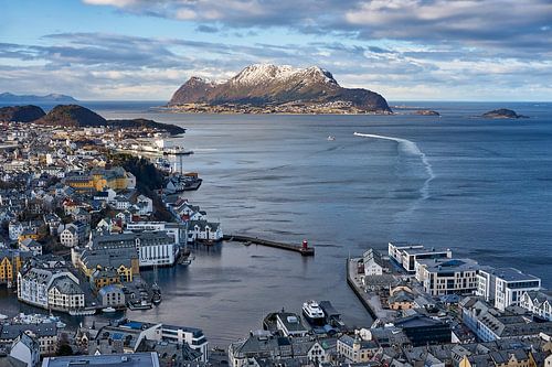 Godøy-eiland achterin met Ålesund vooraan, Noorwegen