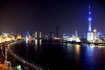 Shanghai by night - zicht over Huangpu rivier van Frans van Huizen