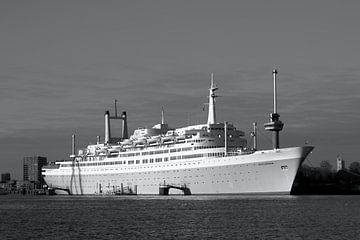 SS Rotterdam met op de achtergrond de Euromast in zwart & wit van W J Kok