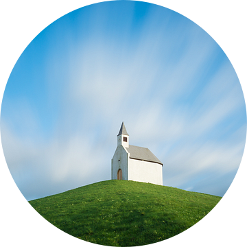 Kerk op een heuvel onder bewegende wolken van iPics Photography