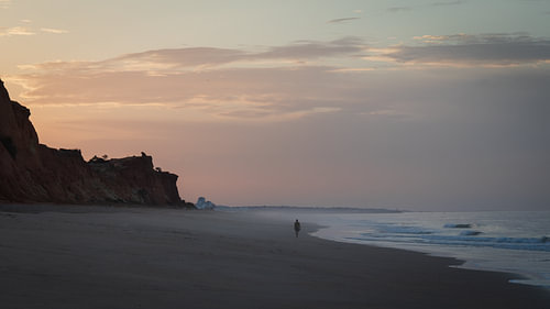 Morgendlicher Spaziergang im leichten Nebel an der Praia da Falésia