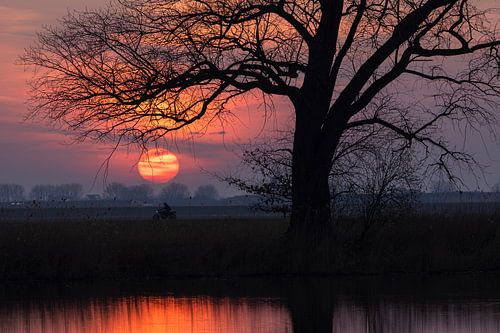 Rode Zon met Silhouet van een Motorrijder