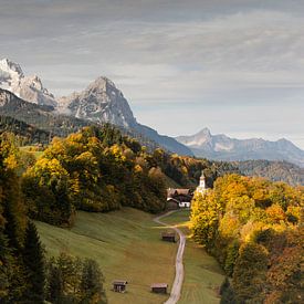 Herfstsfeer bij Wamberg met Alpspitze en Zugspitze van Andreas Müller