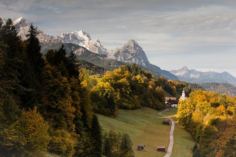Herfstsfeer bij Wamberg met Alpspitze en Zugspitze van Andreas Müller