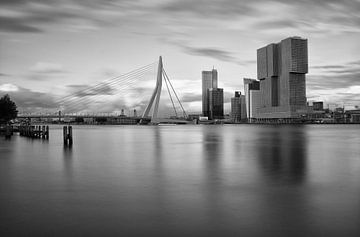Rotterdam en noir et blanc sur Ilya Korzelius
