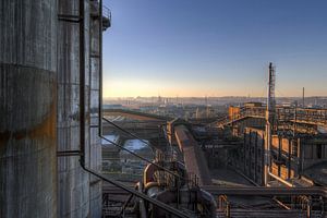 Verlassene Industrie bei Sonnenuntergang