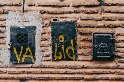 Industrielle Wand mit Street Art und Graffiti: VALID