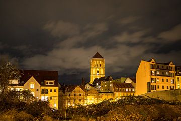 View to the city Rostock at night van Rico Ködder