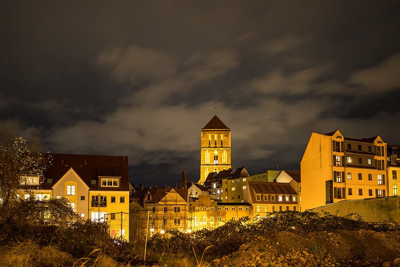 Blick auf die Nikolaikirche in Rostock bei Nacht van Rico Ködder