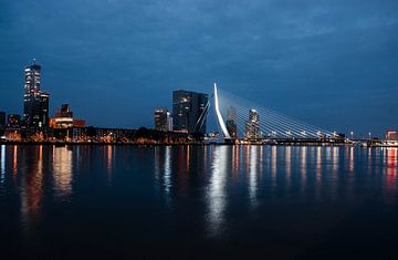 skyline Rotterdam met Erasmusbrug van Jana Vondrackova