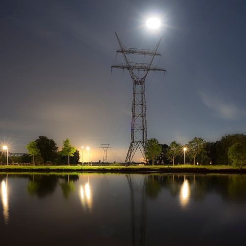 Hoogspanningslijn bij nacht vierkant