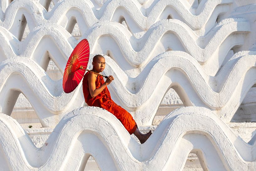 Monnik bij de Hsinbyume pagode van Antwan Janssen