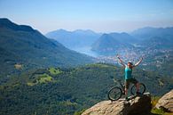 Mountainbiker im Tessin, Schweiz von Menno Boermans Miniaturansicht
